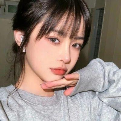 她背后的那双手